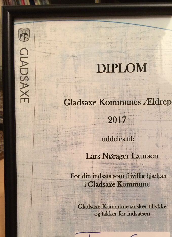 Lars modtog et diplom af borgmesteren som bevis på tildelingen af Gladsaxe Kommunes Ældrepris 2017.