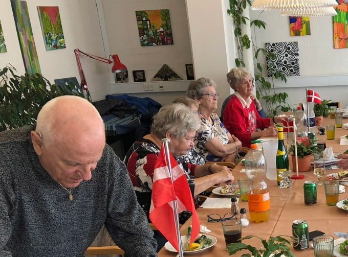 
Fra 1-års jubilæet den 17. oktober 2018. Her mødtes gæsterne i Café Vera med flag for at fejre begivenheden og hinanden. Foto: Lars Laursen. 