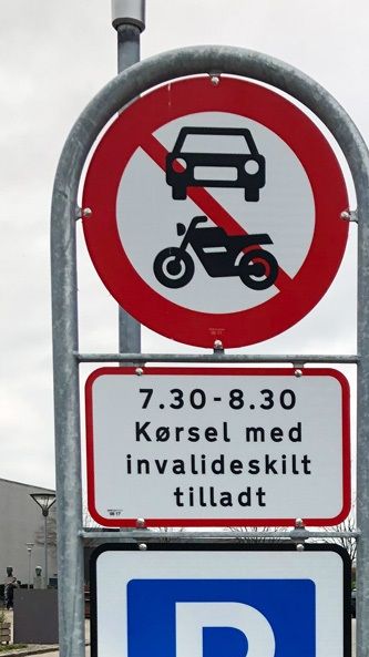 Foto: Lars Laursen. Parkeringsskiltene ud for parkeringspladsen ved Seniorklubberne.  