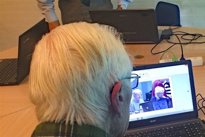 Har du problemer med din PC, Mac, smartphone eller tablet? Så kom i PC-mødestedet og få hjælp og vejledning. Foto og grafik: Lars Laursen.  