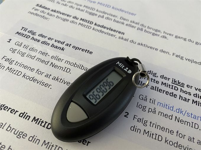 Billedet: Selvom du ikke har en smartphone, kan det godt lade sig gøre selv at gå over til MitID. Blandt dem, der har en mobiltelefon med fysisk tastatur, har nogle allerede en NemID-nøgleviser. De kan erhverve sig en tilsvarende MitID-kodeviser, som tilmed er gratis og holder i 10 år. Det kræver dog lidt hjælp fra en anden med en smartphone - eller mød op hos Borgerservice. Foto: Lars Laursen.
