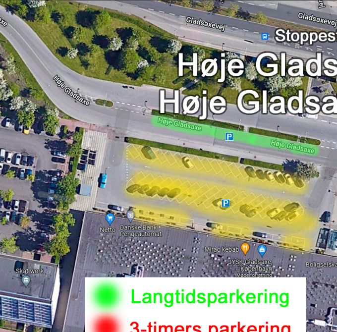 Kort med en rød plet for Seniorklubberne. Parkeringsmulighederne er afmærkede. Der er også handicapparkeringspladser. Grafik: Google og Lars Laursen.